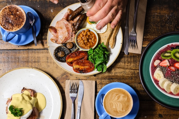 Kostenloses Foto overhead-aufnahme von gekochtem frühstück und kaffee