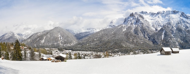 Kostenlose Foto panoramaaufnahme von wunderschönen schneebedeckten bergen und hütten