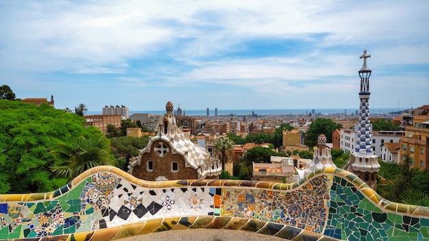 Kostenloses Foto panoramablick auf barcelona, die dächer mehrerer gebäude, blick vom parc güell, spanien