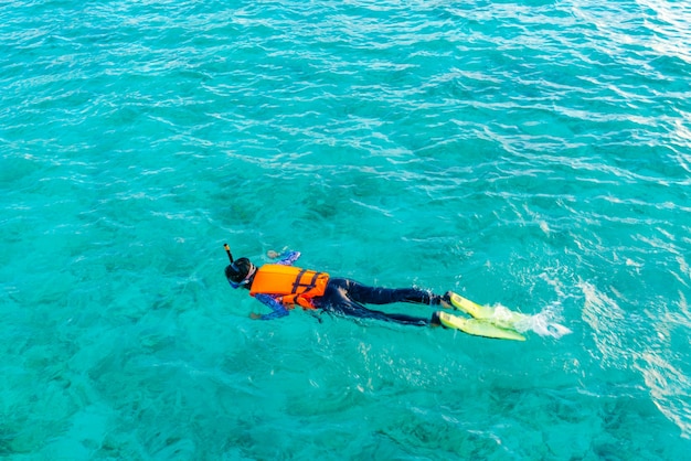 Kostenloses Foto paradies menschen unterwasser männer ozean