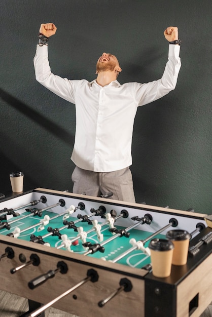 Kostenloses Foto person, die im büro pausen bekommt