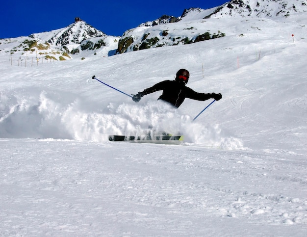 Kostenloses Foto person skifahren