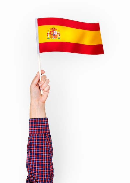 Kostenloses Foto person winkt die flagge des königreichs spanien