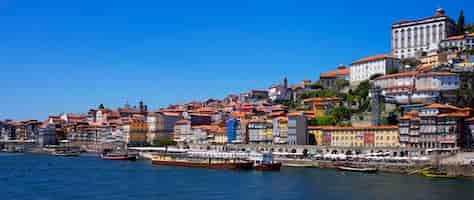 Kostenloses Foto porto portugal august 192021 blick auf den berühmten fluss douro in porto portugal