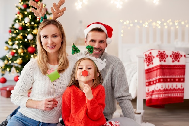 Porträt der lächelnden Familie in den Weihnachtsmasken