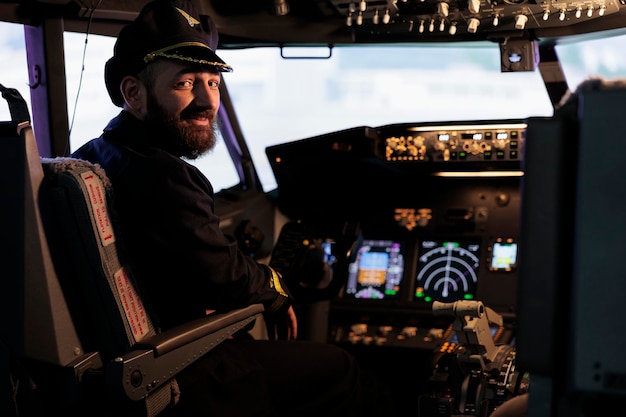 Kostenloses Foto porträt eines männlichen kapitäns, der in der kabine sitzt und bereit ist, ein flugzeug mit dashboard-befehlstasten und einem motor zu fliegen. pilotieren sie den fliegenden jet für den internationalen transport mit einem schalter am bedienfeld.