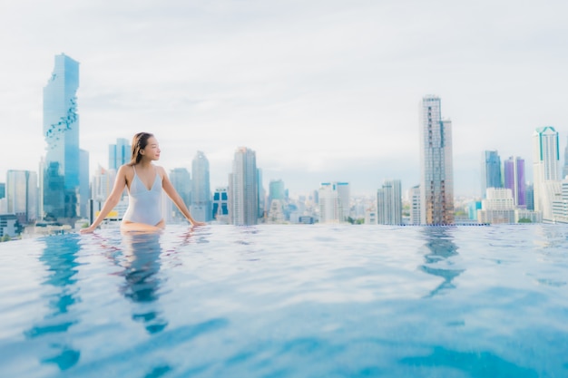 Kostenlose Foto porträt schöne junge asiatische frau entspannen glückliches lächeln freizeit um freibad