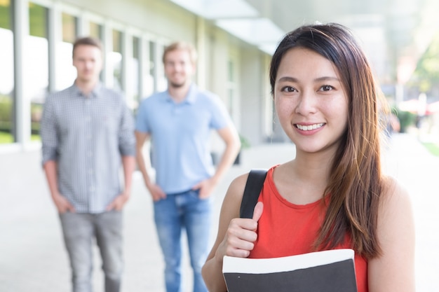 Kostenloses Foto portrait der lächelnden asiatischen studentin mit buch