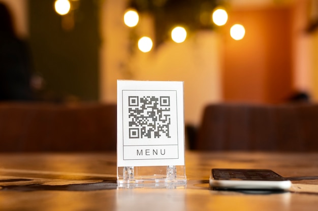 Kostenloses Foto qr-code auf einem tisch