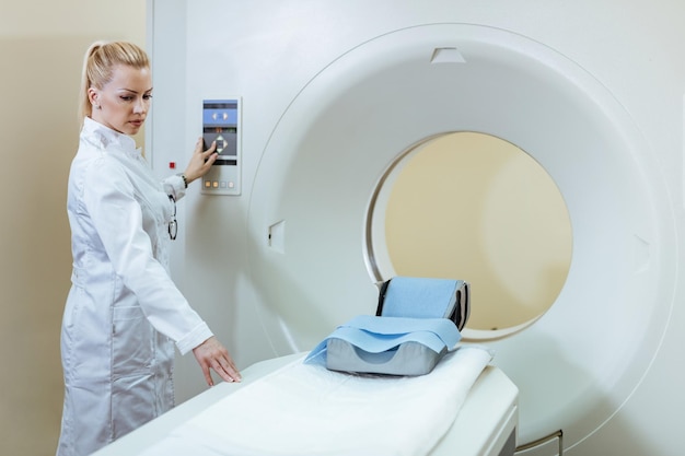 Kostenloses Foto radiologe bereitet ct-scanner für die medizinische untersuchung eines patienten vor