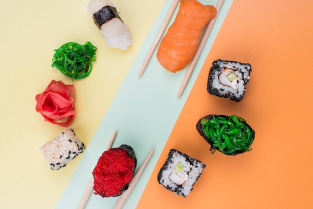 Kostenloses Foto rahmen von sushi mit stäbchen auf dem tisch