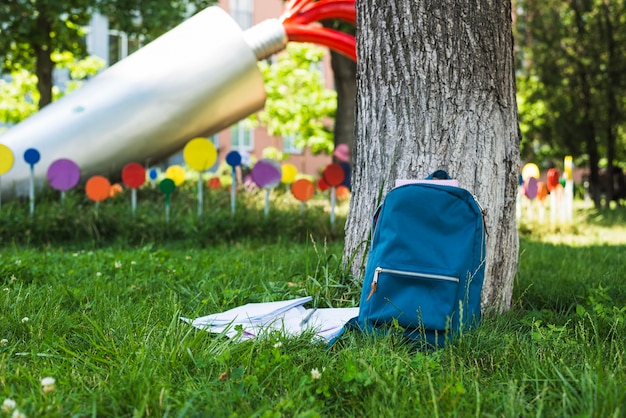 Kostenloses Foto rasen im park mit studentenrucksack