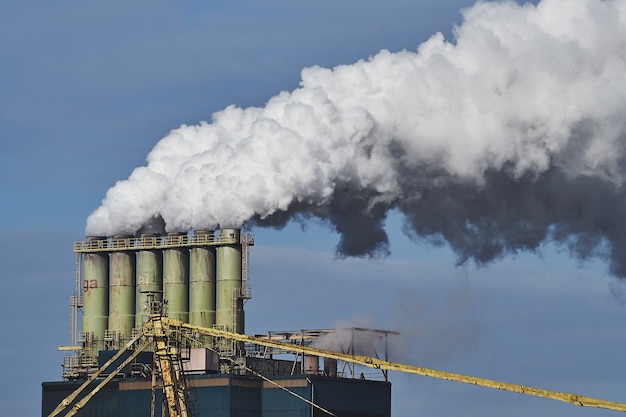 Kostenloses Foto rauch kommt aus fabriken in einem industriegebiet