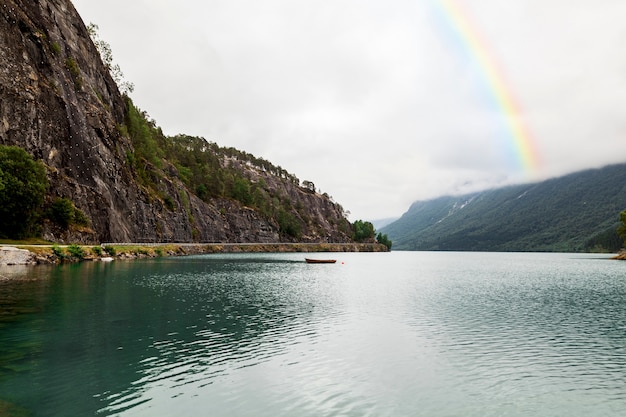 Regenbogen am Himmel mit Naturlandschaft