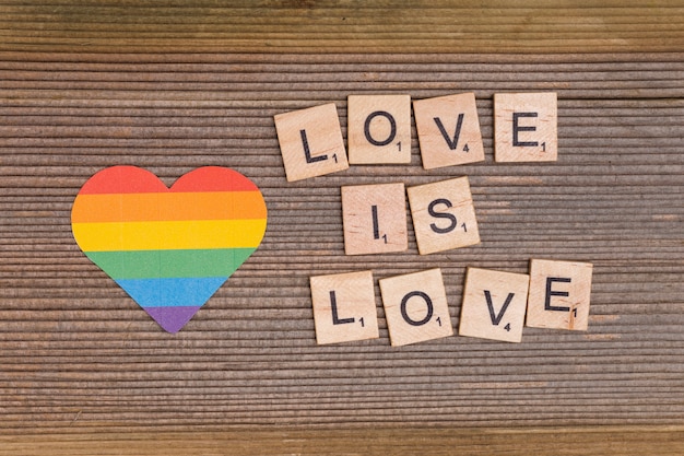 Kostenloses Foto regenbogenherz und lgbt-motto liebe ist liebe