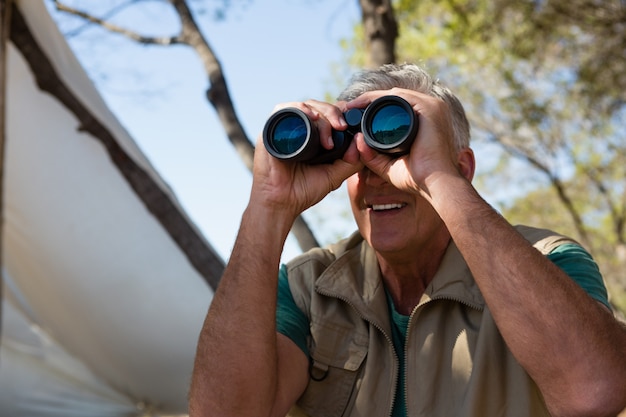 Kostenloses Foto reifer mann, der durch fernglas schaut