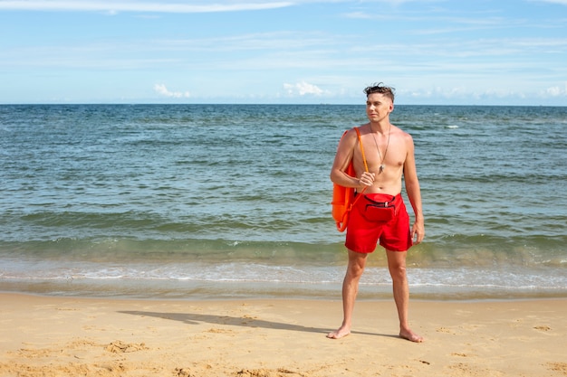 Kostenloses Foto rettungsschwimmer der vorderansicht am strand