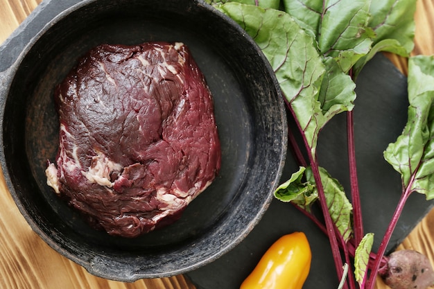 Kostenlose Foto rohes fleisch mit zutaten zum kochen von mahlzeiten