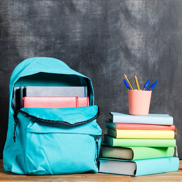 Rucksack mit Büchern und Stiften