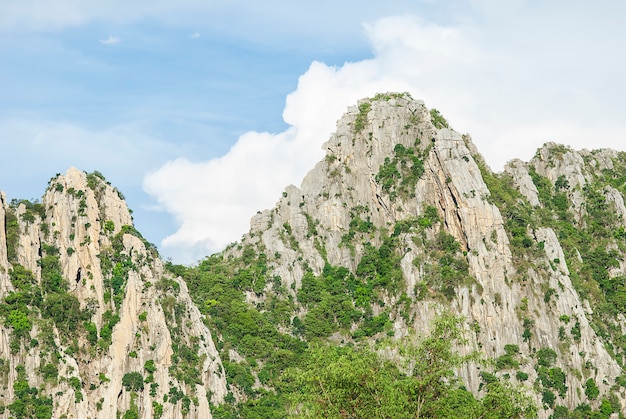 Kostenloses Foto schaukeln sie moutain mit blauem himmel in nakhonsawan-provinz, thailand