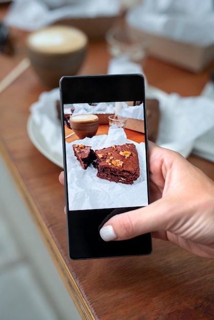 Kostenlose Foto schließen sie herauf die hände, die kuchenstückfotos machen