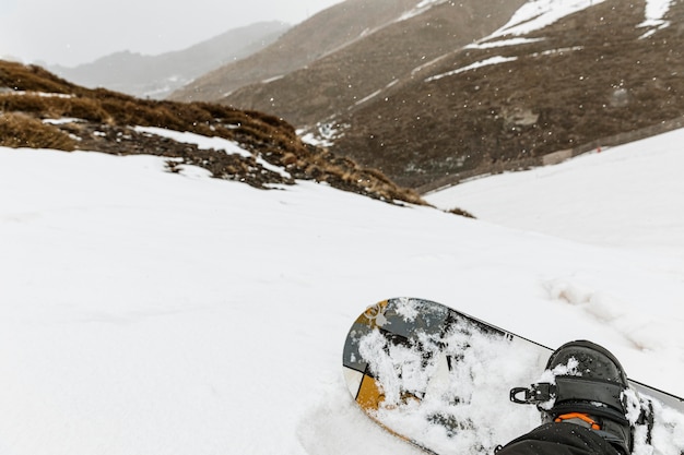 Kostenloses Foto schließen sie oben snowboarder im freien