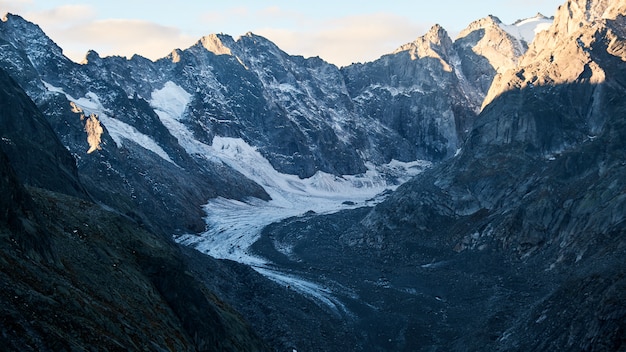 Kostenloses Foto schöne aufnahme eines weges in der mitte der berge am tag