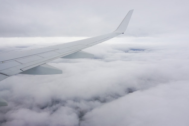 Kostenloses Foto schöne aussicht auf die weißen wolken vom flugzeugfenster