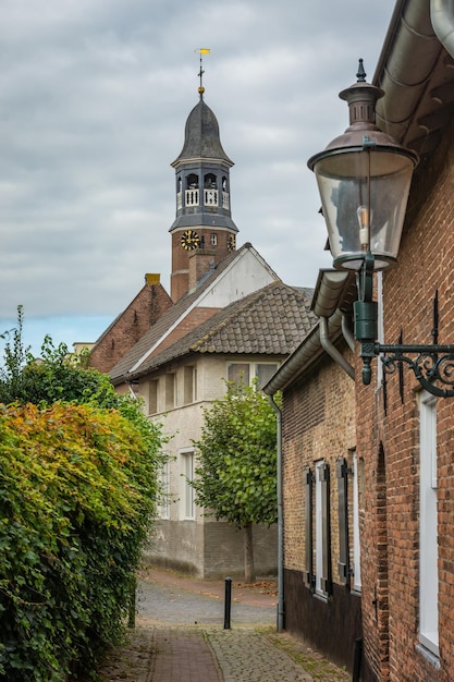 Kostenloses Foto schöne historische straße in der stadt der provinz ravenstein nordbrabant niederlande