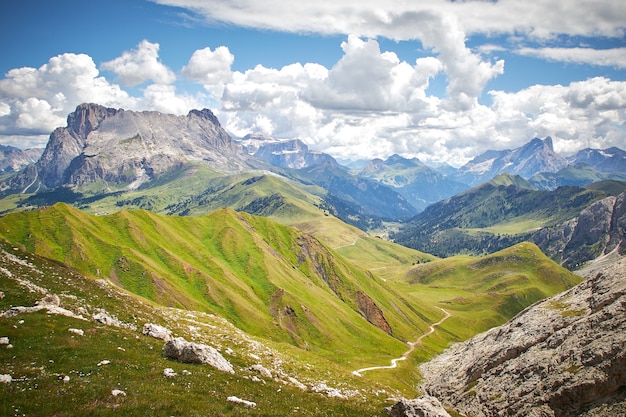 Kostenloses Foto schöne landschaft der felsigen berge mit einer grünen landschaft unter einem bewölkten himmel