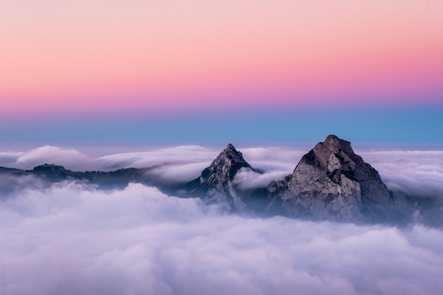 Kostenlose Foto schöne luftaufnahme von fronalpstock bergen in der schweiz unter dem schönen rosa und blauen himmel