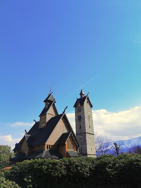 Kostenloses Foto schöne vertikale aufnahme von wang church in karpacz, polen