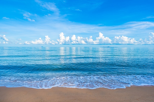 Kostenloses Foto schöner tropischer strandseeozean mit blauem himmel und copyspace der weißen wolke