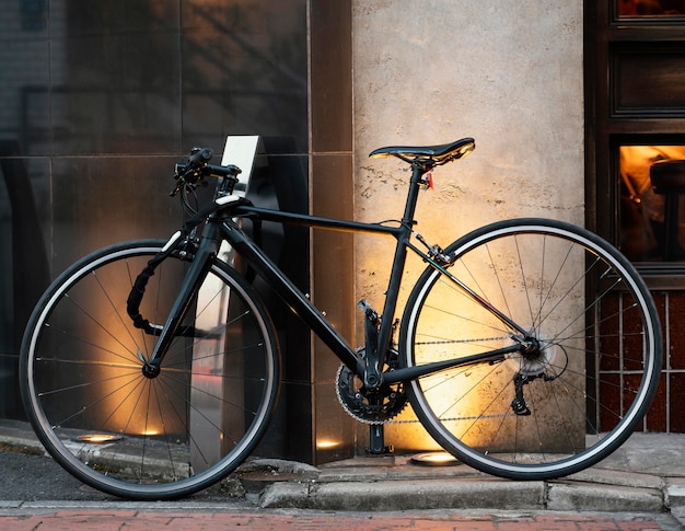 Kostenloses Foto schönes schwarzes fahrrad mit goldenem detail