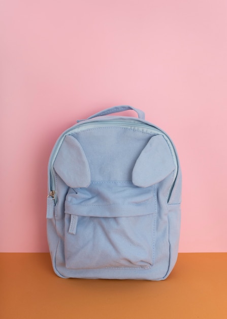 Schreibtischarrangement mit blauem Rucksack