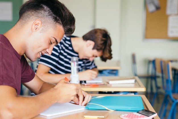 Kostenloses Foto schulkameraden lehnt und lächelt