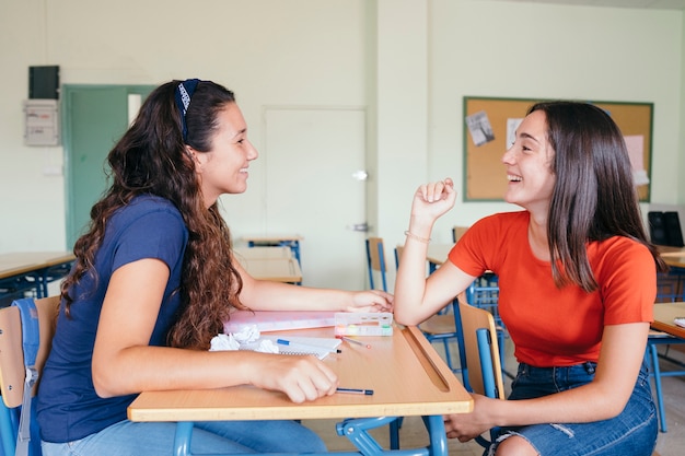 Kostenloses Foto schulkameraden plaudern und lachen