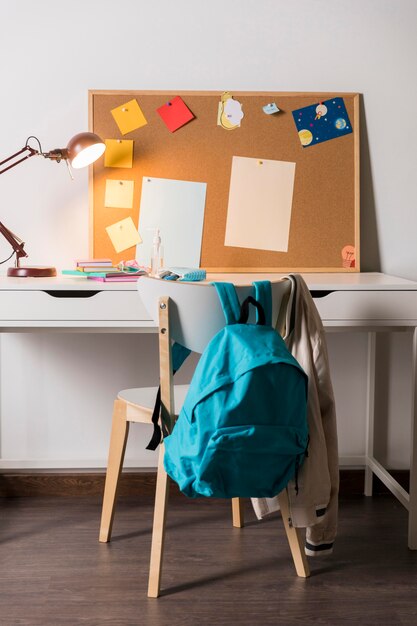 Schulmaterial im Kinderzimmer