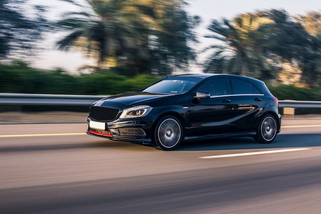 Kostenloses Foto schwarzer luxusjeep, der auf der autobahn fährt