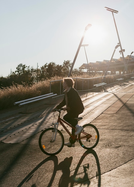 Seitenansicht des Kindes auf dem Fahrrad draußen, das Spaß hat