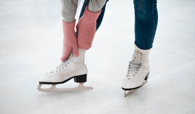 Kostenloses Foto seitenansicht einer frau beim eislaufen