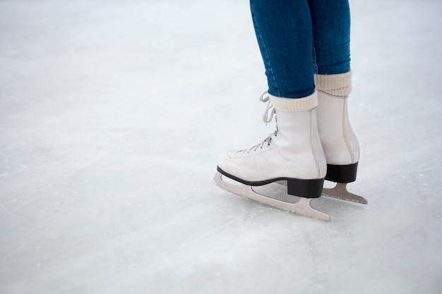 Kostenloses Foto seitenansicht einer frau beim eislaufen