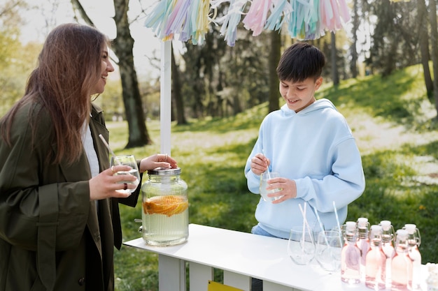 Kostenloses Foto seitenansichtkinder am limonadenstand