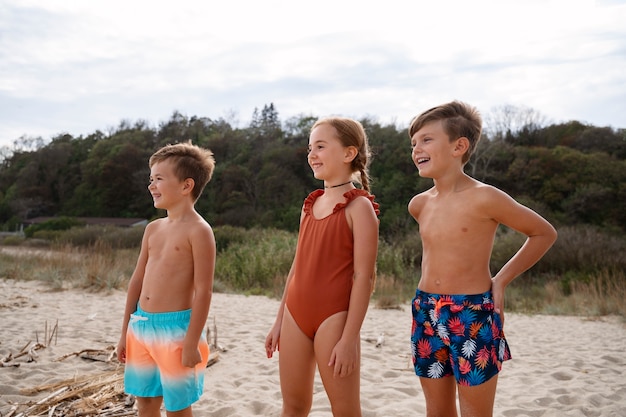 Seitenansichtkinder, die Spaß am Strand haben