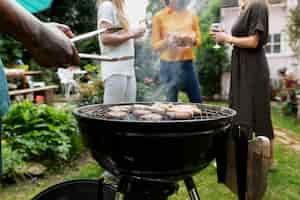 Kostenloses Foto seitenansichtmann, der grill vorbereitet