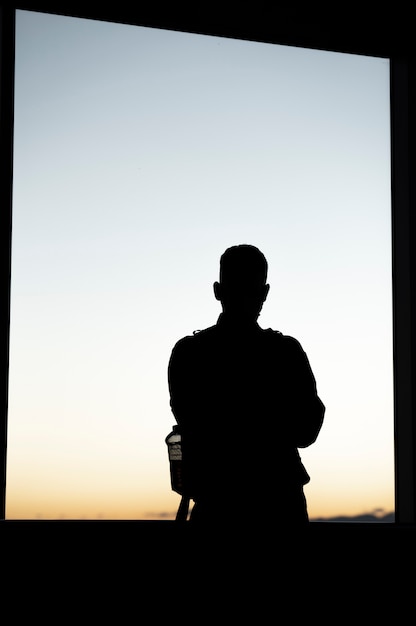 Kostenloses Foto silhouette einer person in der stadt