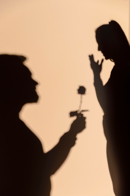 Kostenlose Foto silhouetten von mann und frau, die ein date zu hause haben