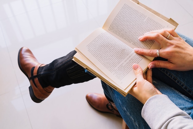 Kostenloses Foto sitzende person beim lesen