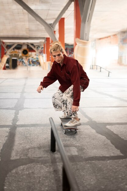 Skate parkteens im Skatepark