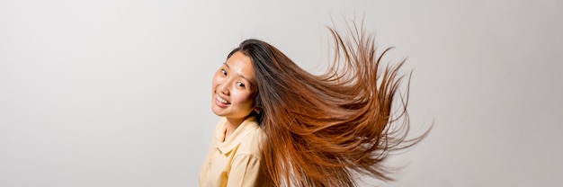 Kostenloses Foto smiley asiatische frau mit langen haaren